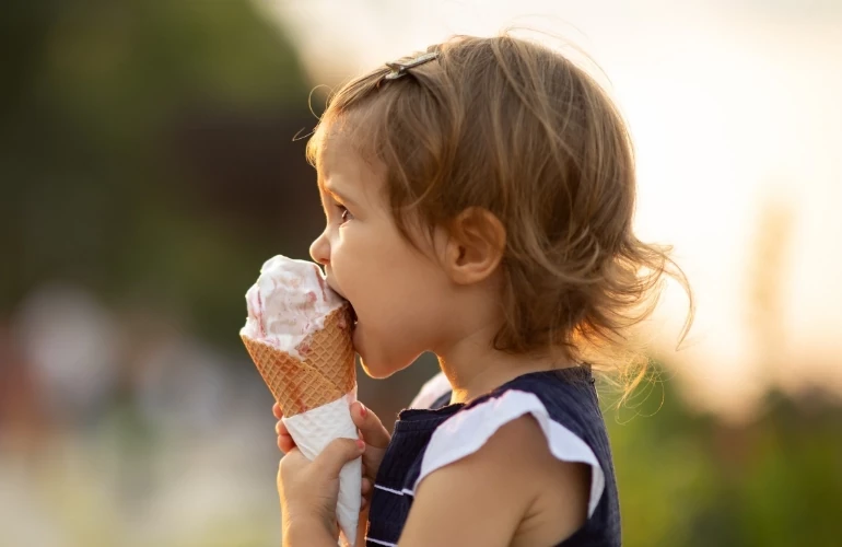 dziewczynka jedząca loda